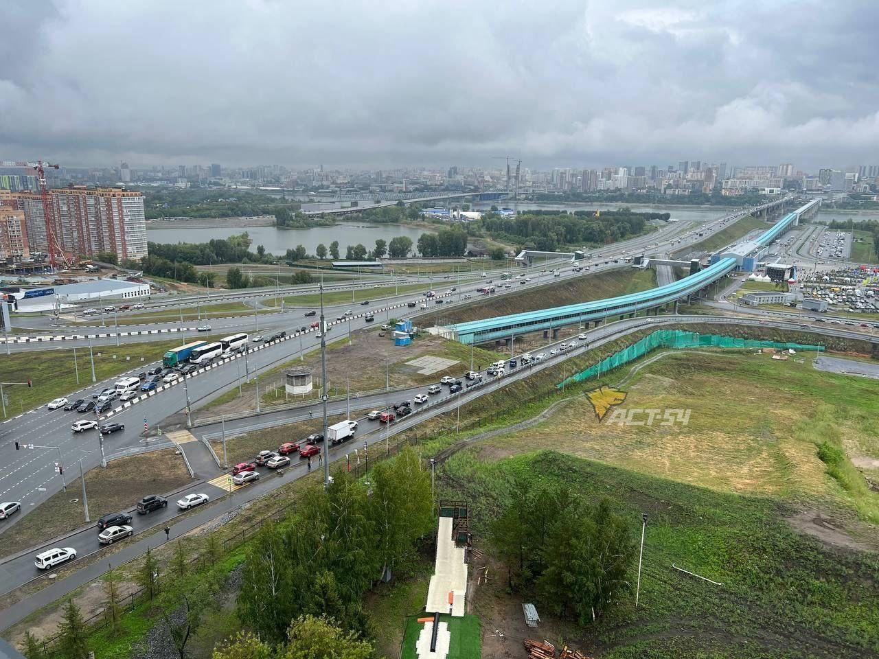 Фото В Новосибирске автолюбители устроили забастовку и блокировали проезд к ЛДС 2